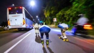 街头搭讪-空气刘海红色盘发的平胸肉丝球队经理